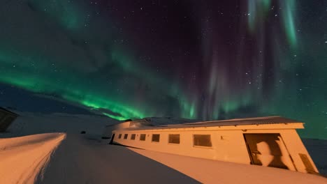 Hermoso-Lapso-De-Tiempo-De-Aurora-Con-Colores-Rojos-Y-Verdes,-Cubriendo-El-Cielo-Nocturno