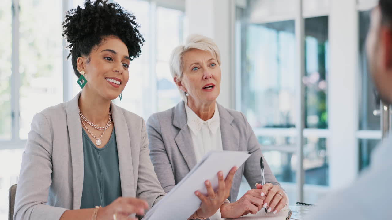 Trabalho em equipe, documentos e mulheres em reunião de negócios