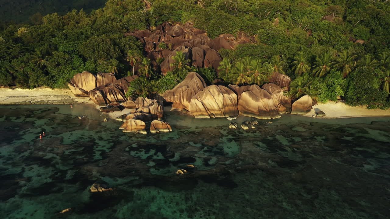 кадры с беспилотника на закате с видом на пляж на острове ла диг на сейшелах