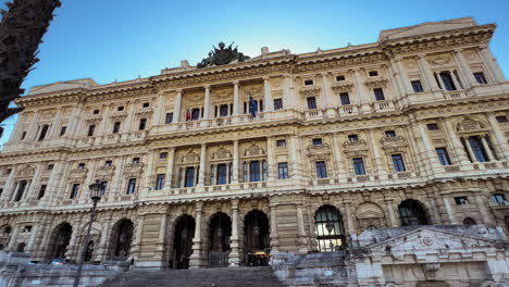 Dolly-Vorwärtsschuss,-Der-Den-Berühmten-Justizpalast-In-Rom-An-Einem-Sonnigen-Tag-Mit-Blauem-Himmel-Zeigt