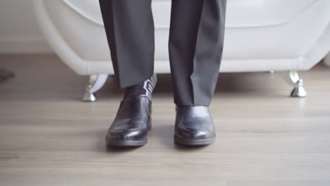 El-Novio-Se-Pone-Los-Zapatos-De-Boda.-Boda-De-Invierno.-Casado