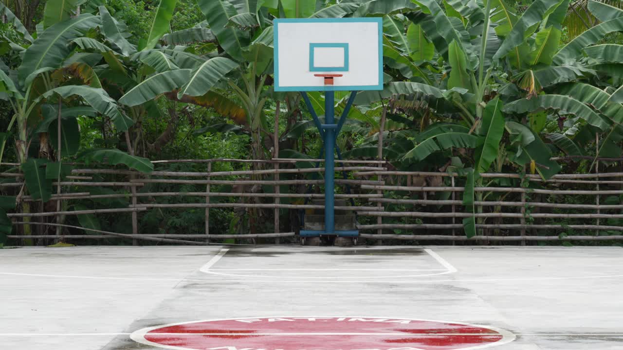 campo de baloncesto vacío en las filipinas con líneas marcadas y centro rojo vibrante