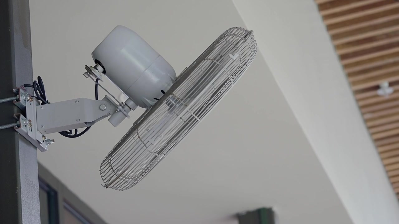 Ventilador Industrial de Parede Girando em um Espaço Moderno