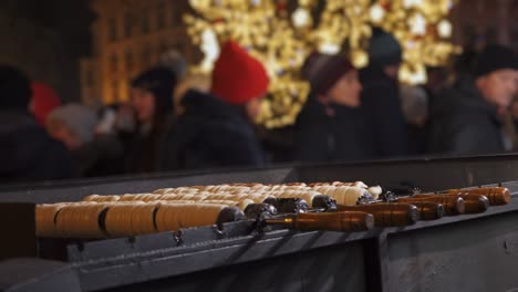 Trdelnik-Y-Gente-En-Navidad-Praga,-Comida-Callejera-Tradicional-De-La-República-Checa