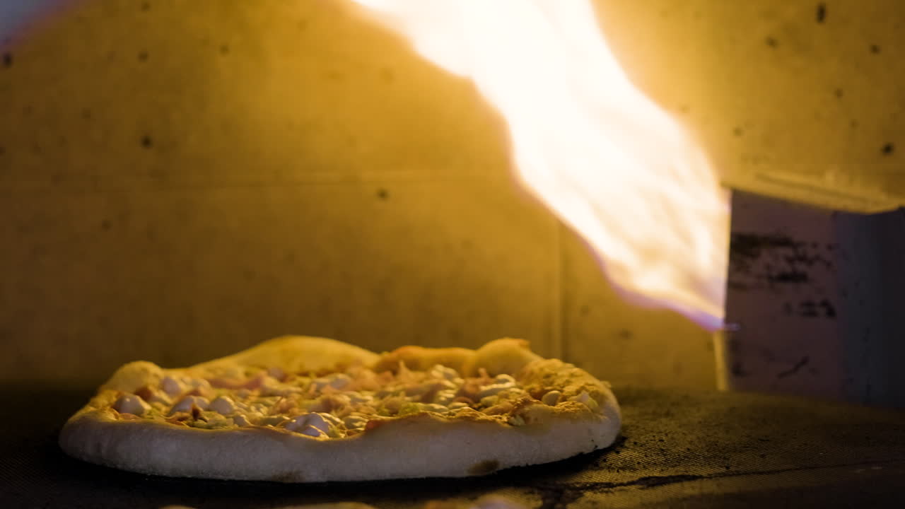 오븐 2에서 굽는 이탈리아 피자 클로즈업