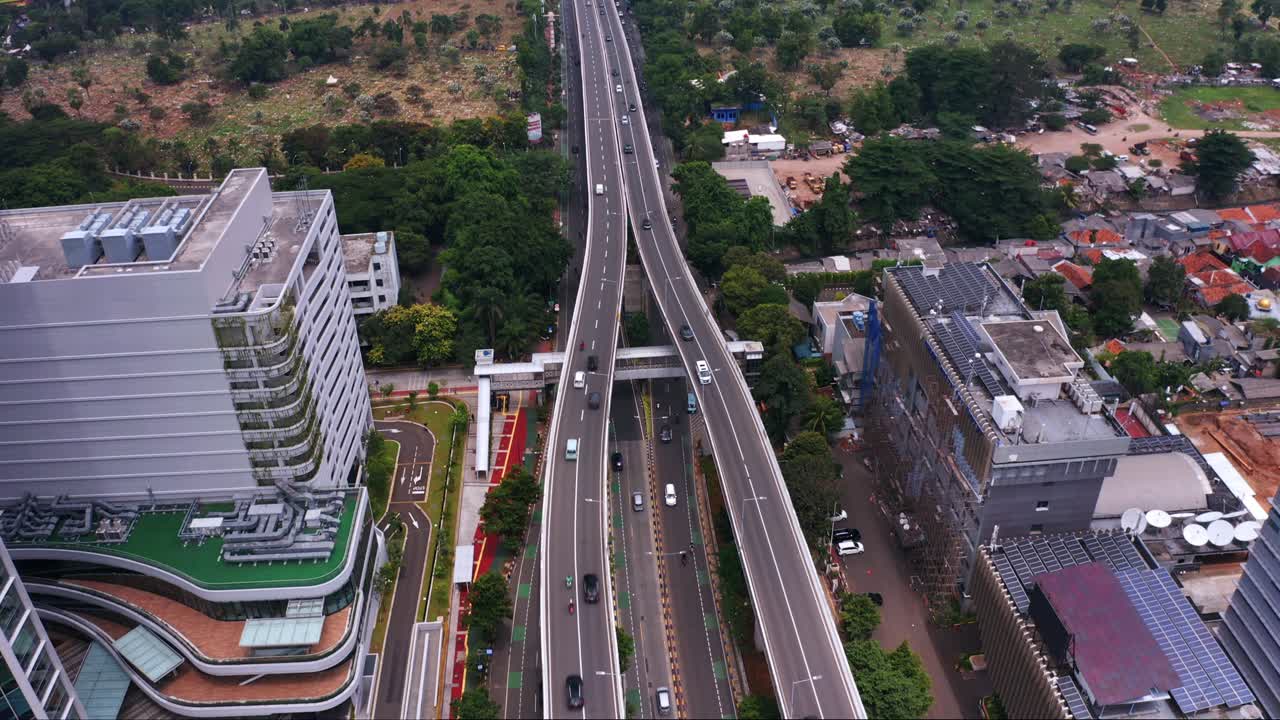 vista aérea de arriba hacia abajo del horizonte de la ciudad de kuningan con vehículos que circulan por la carretera y el paso aéreo en yakarta, indonesia