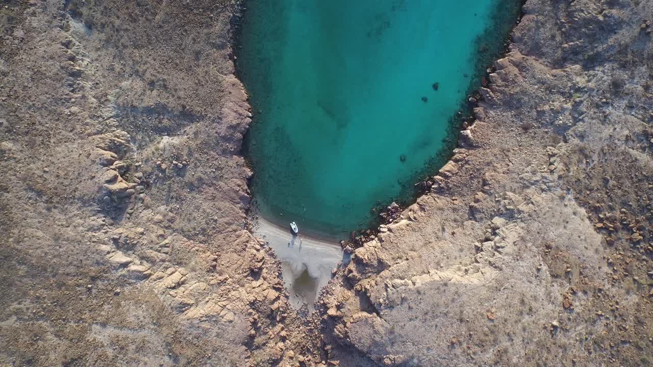 Ripresa aerea zenitale di una piccolissima spiaggia sull'Isola Partida, Parco Nazionale Arcipelago Espíritu Santo, Baja California Sur