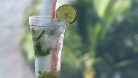 Zucker-Gießt-Mit-Mojito-Cocktail-Und-Limettenscheibe-Ins-Glas