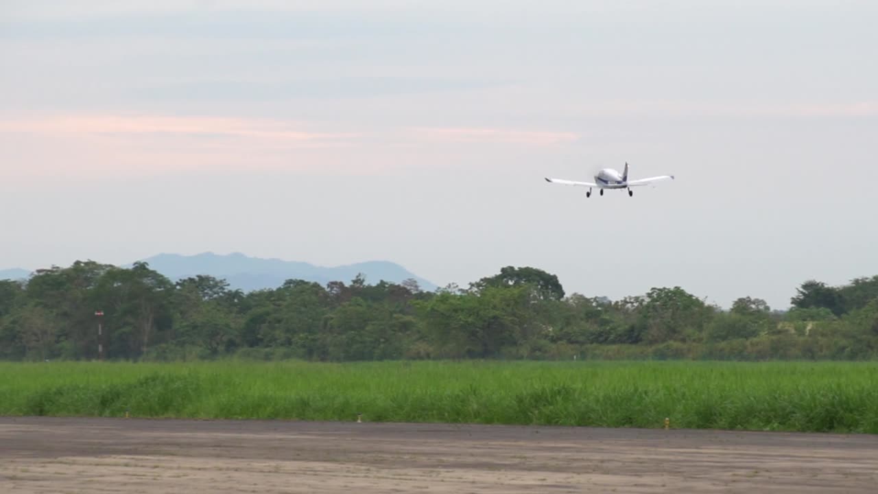 파이퍼 비행기가 슬로우 모션으로 이륙 완료