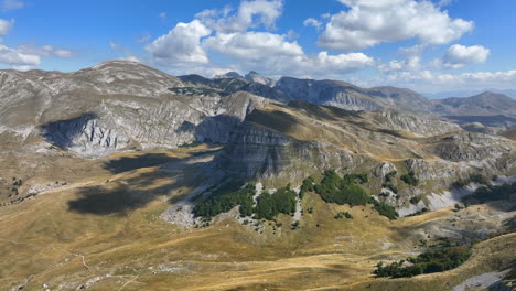 vuelo sobre hermosos picos de montaña cubiertos de hierba