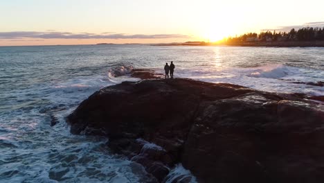 Pareja-Disfrutando-De-La-Puesta-De-Sol-En-El-Faro-De-La-Isla-Curtis-Camden-Maine,-EE.UU.