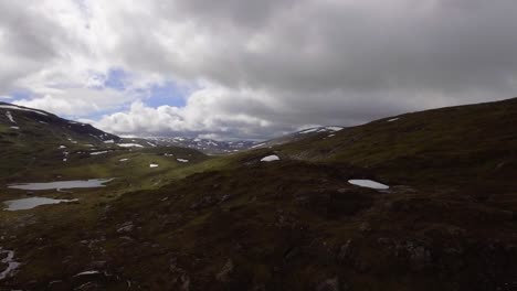 fotografía aérea de un paso de montaña en noruega