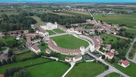 fotografía aérea de un dron en el sentido de las agujas del reloj de la villa manin - villa veneciana en udine, italia