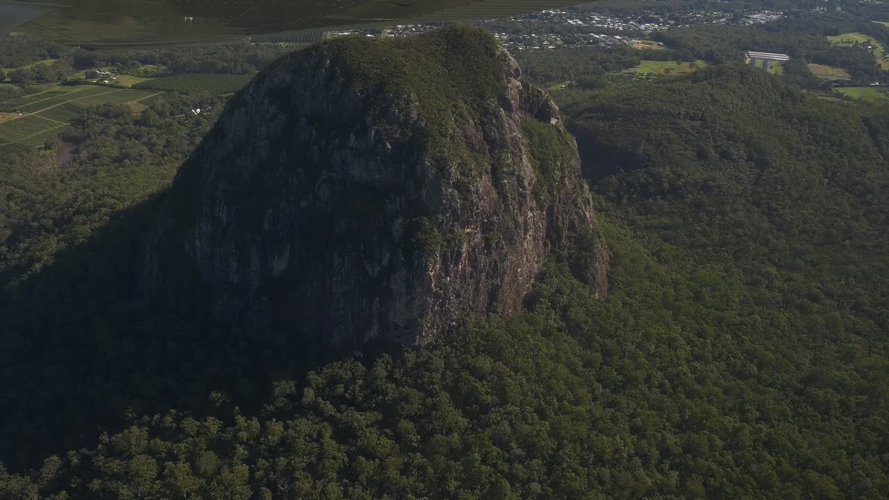 Vista Aérea do Monte Tibrogargan - Parque Nacional Glass House Mountains em Queensland, Austrália.