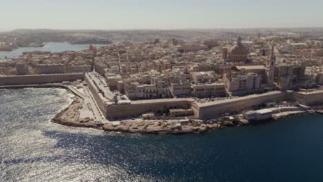 Una-Vista-Aérea-De-La-Antigua-Ciudad-De-La-Valeta-En-Malta-En-Una-Mañana-Soleada