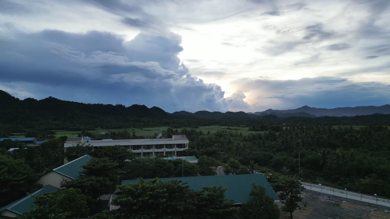황혼, catanduanes, 필리핀에서 건물 적란운 폭풍 구름과 마을의 공중 상승