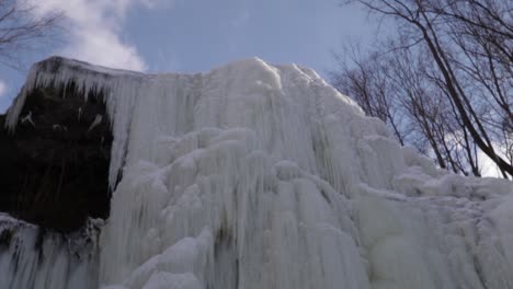 Gefrorener-Wasserfall-An-Einem-Kalten-Tag-Während-Des-Polarwirbels