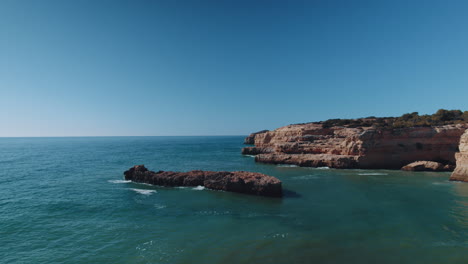 Hermosos-Paisajes,-Rodeado-Por-El-Mar-Abierto