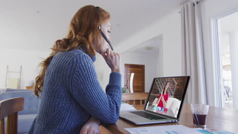 mujer caucásica usando portátil y auriculares de teléfono en videollamada con una colega