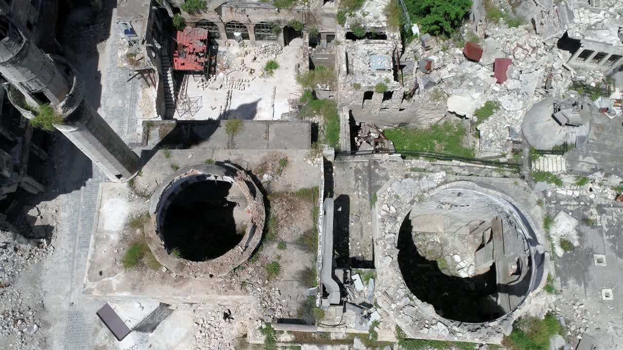전쟁이 끝난 지 10년 후, 빛 아래 있는 알레포의 옛 시내 - 드론 4k의 공중 사진