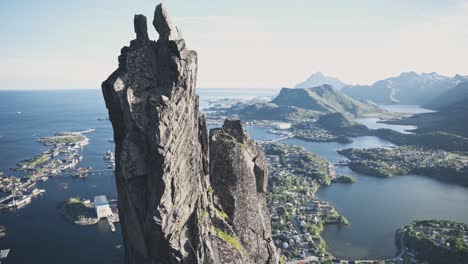 persona escalando un acantilado costero en noruega, lofoten