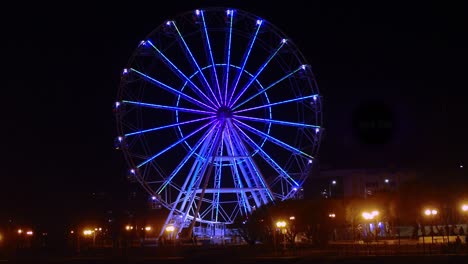 lapso de tiempo, rueda de la ferris en el terraplén por la noche