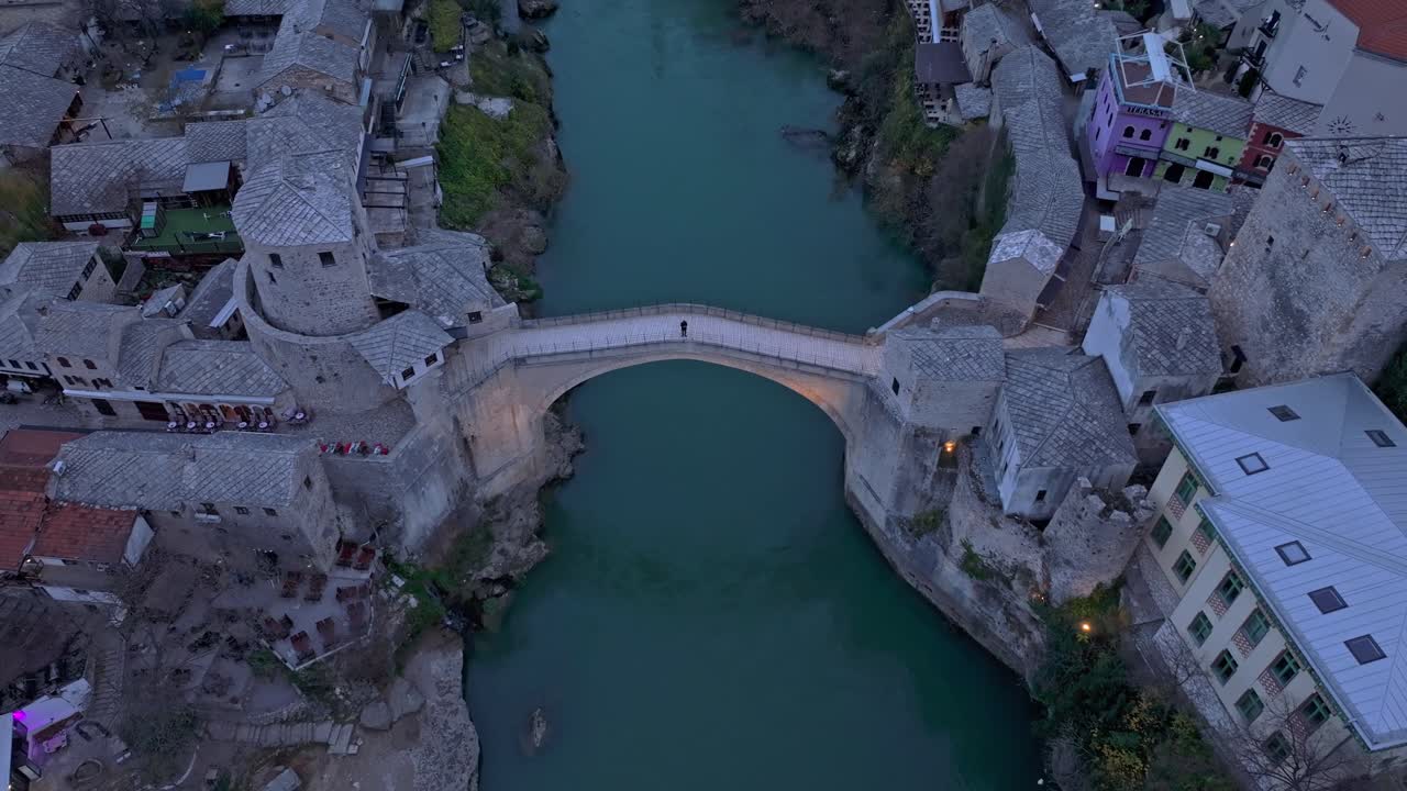 Ripresa con drone dello Stari Most sotto le prime luci cittadine del crepuscolo.