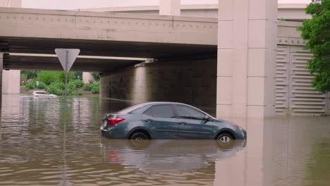 Coches-Varados-En-Las-Aguas-De-La-Inundación-Después-De-Que-El-Huracán-Beryl-Azotara-Houston,-Texas,-En-Julio.