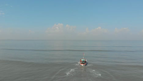 Cayendo,-Siga-La-Toma-De-Un-Pequeño-Y-Colorido-Barco-Pesquero-Indio-Saliendo-Al-Mar.