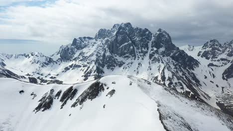 impresionante tiro giratorio de drones de los dolomitas georgianos cubiertos de nieve en las montañas del cáucaso en georgia