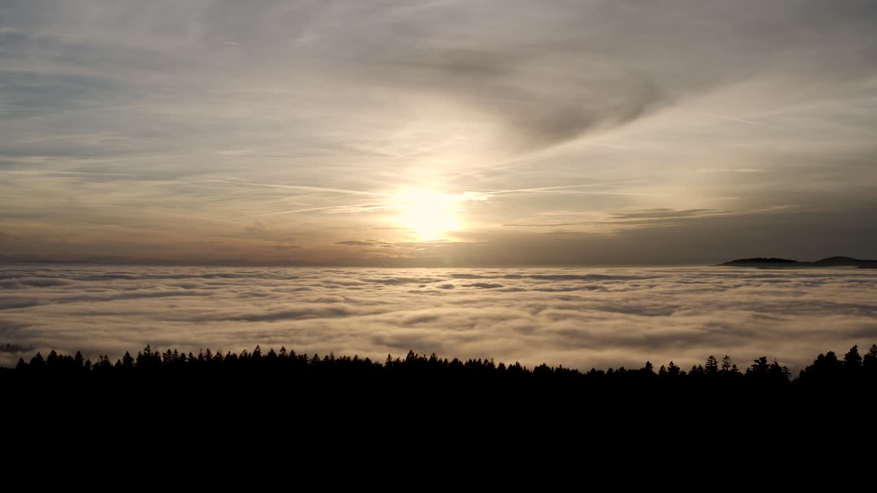 아름다운 구름 낀 일몰 속으로 오스트리아 숲 위로 드론 비행