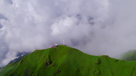 imagen de un avión no tripulado de jesucristo en la cruz cristiana en las colinas verdes nubes nepal