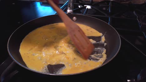 disparo estático, fritos huevos, en una sartén caliente, en una cocina casera