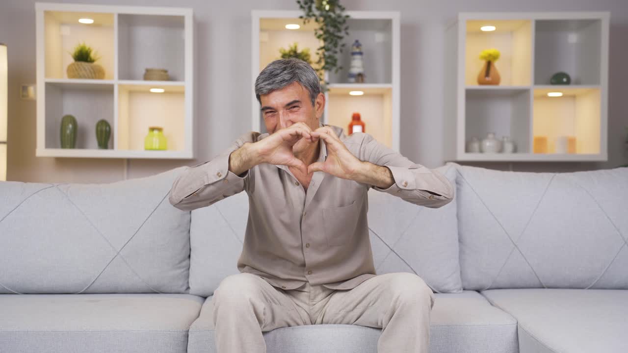 ⁇ 은이가 카메라를 위해 심장 기호를 만들고 있습니다.