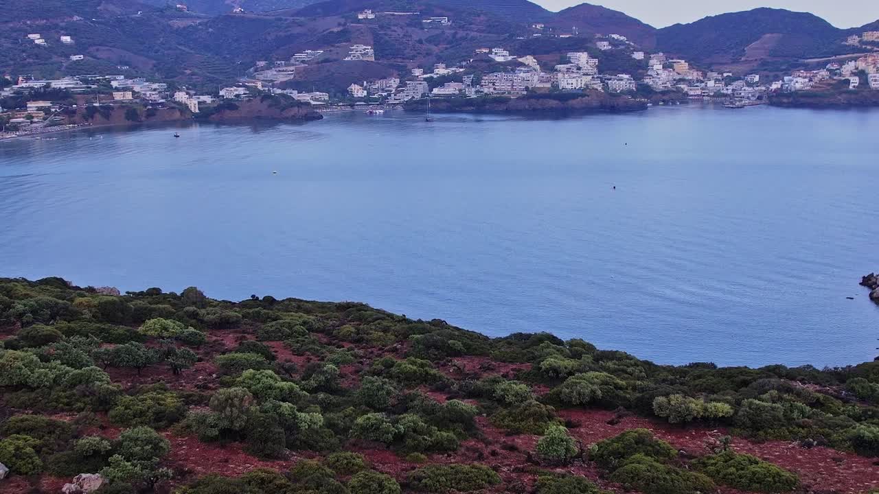 Vista panoramica di un villaggio costiero e baia calma
