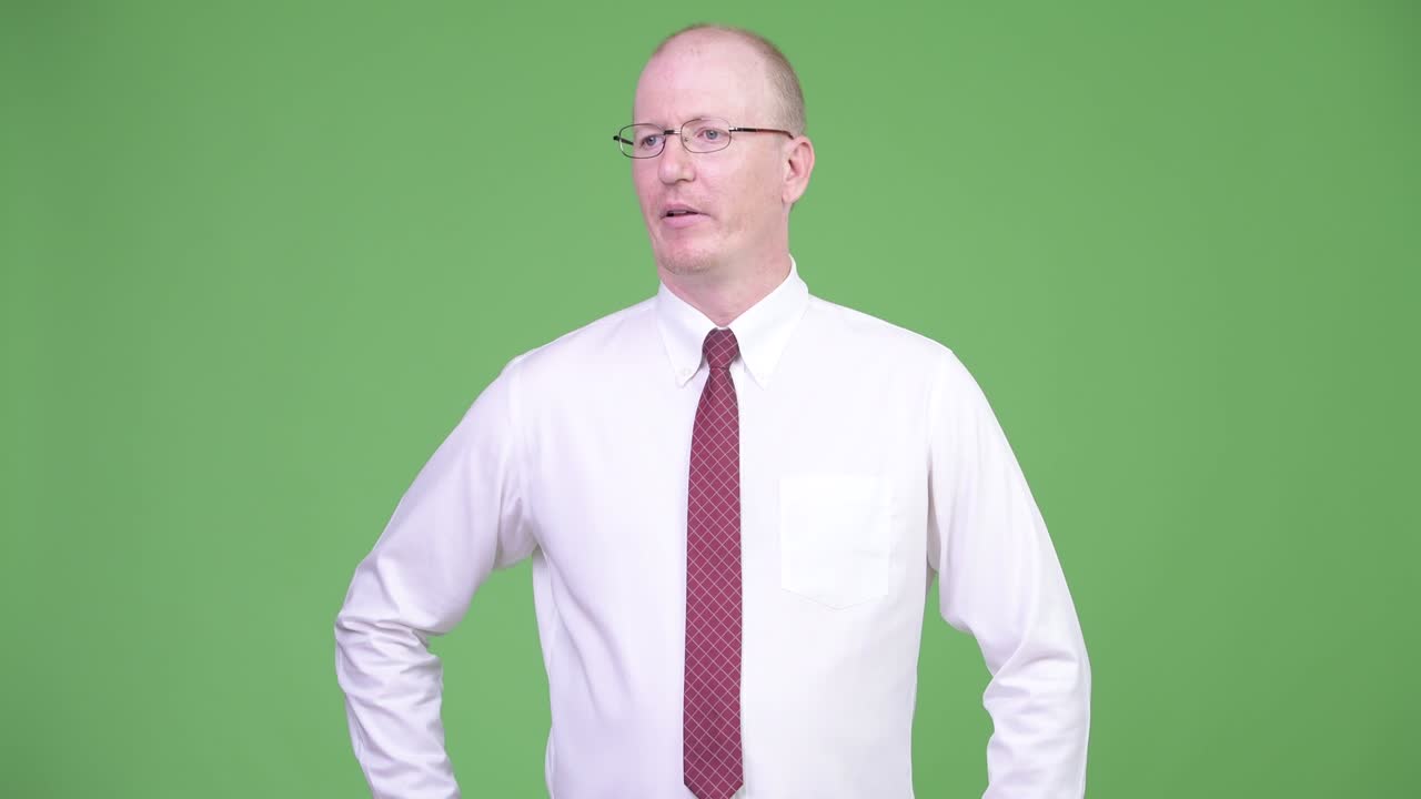 스트레스를 받은 성숙한 대머리 사업가 지루하고 피곤해 보입니다.