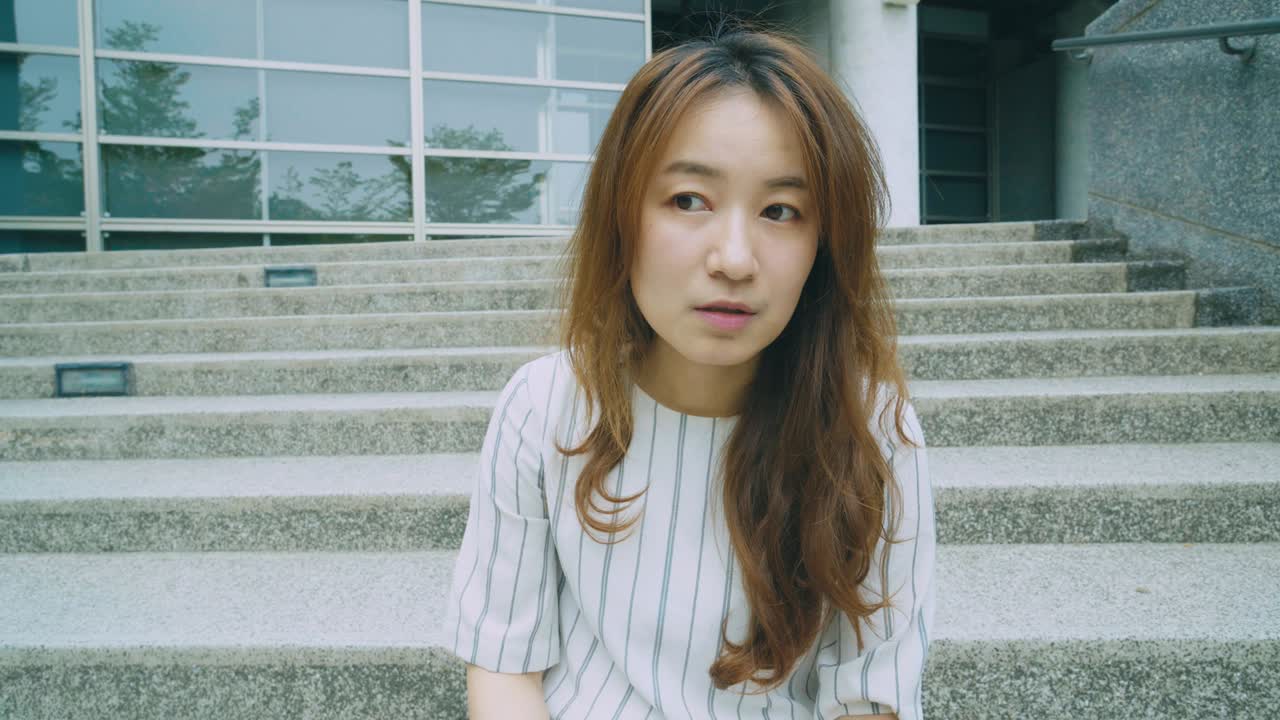 젊은 여성이 카메라를 보고 있다