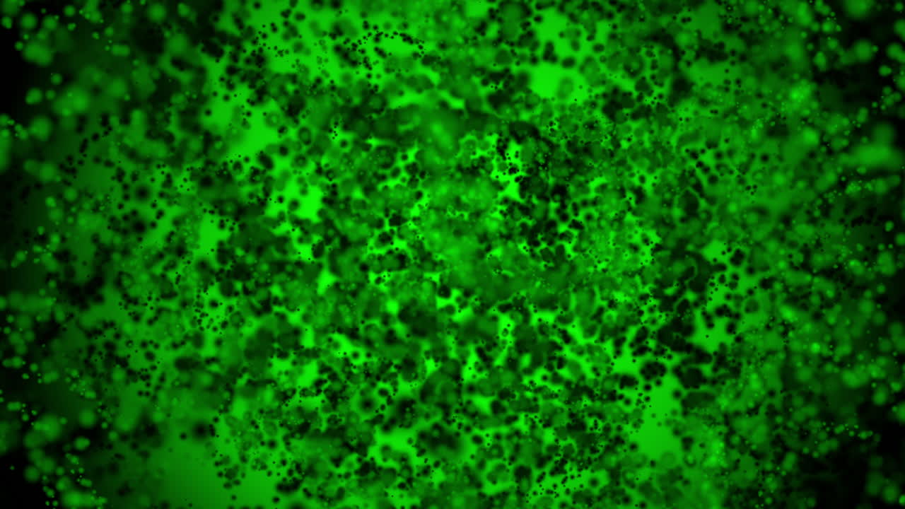 Batteri in rapido movimento sotto luce verde.