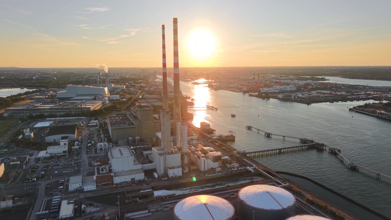 Lumière vibrante du soleil couchant sur les cheminées de Poolbeg dans la baie de Dublin, industriel. Irlande. Vue aérienne