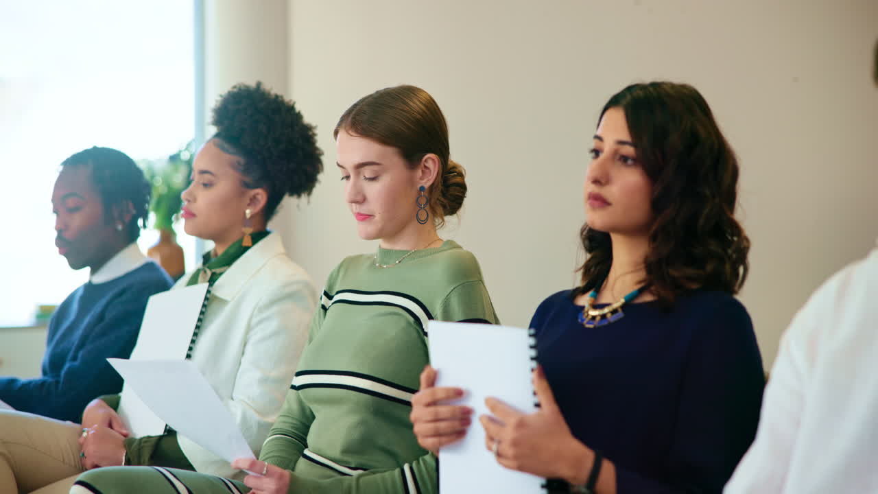 프레젠테이션 도중 주의 깊게 듣고 있는 다양한 사업가 들 의 그룹