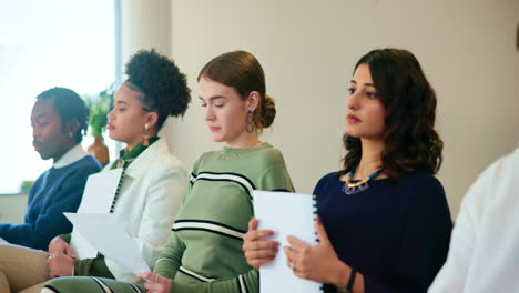 grupo de diversas personas de negocios escuchando atentamente durante una presentación