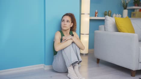 la mujer asustada está junto a la pared. paranoica.