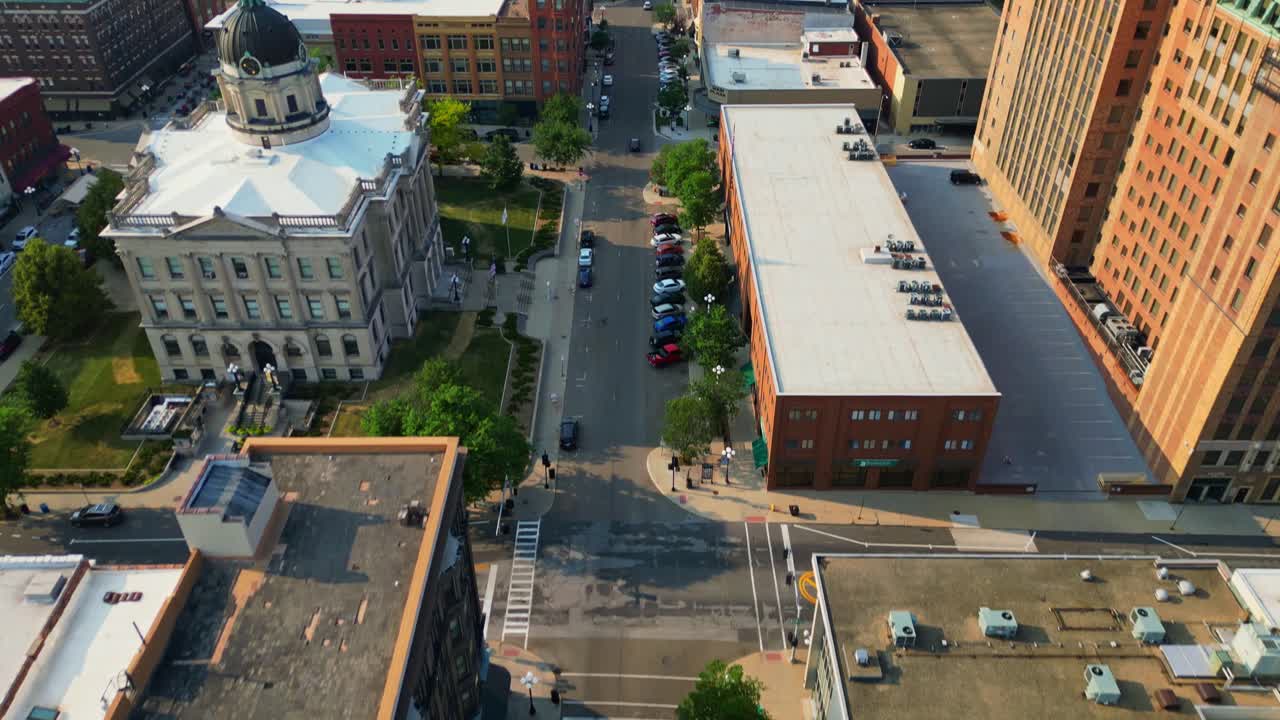 Una splendida vista aerea cattura il vivace centro di Bloomington, Illinois, mettendo in risalto lo storico tribunale della Contea di McLean con la sua cupola caratteristica.