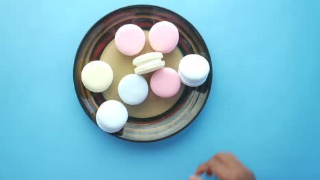 variedad de macarrones coloridos en un plato