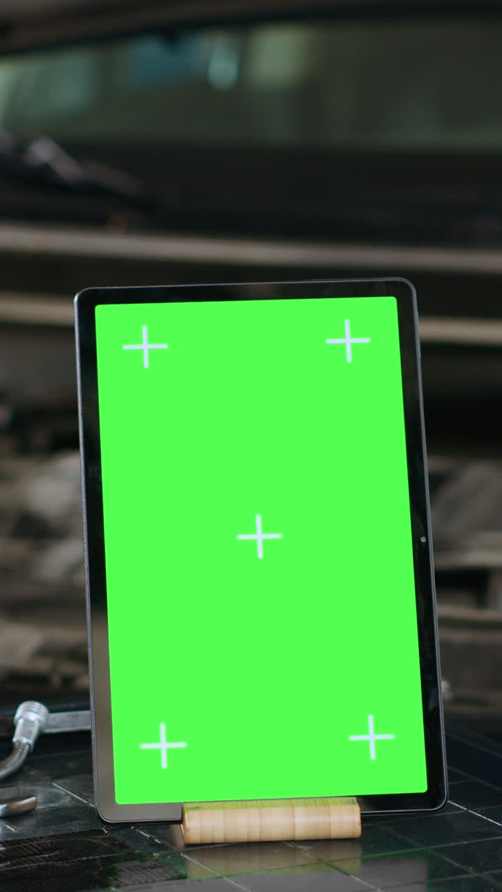 Mockup video verticale di tablet in garage accanto a un ingegnere