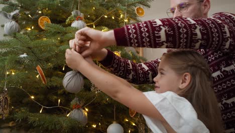 familia decorando el árbol de navidad en casa