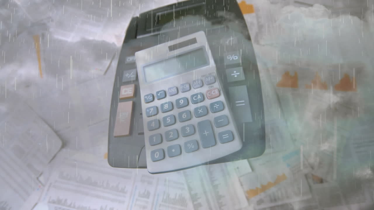 composición digital de la lluvia en el cielo nocturno contra las calculadoras que caen sobre los documentos