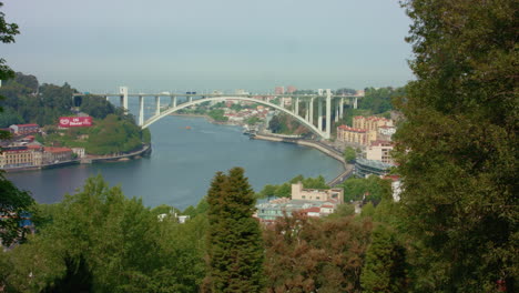 Landschaftsansicht-Im-Portugiesischen-Park-Zur-Stadt