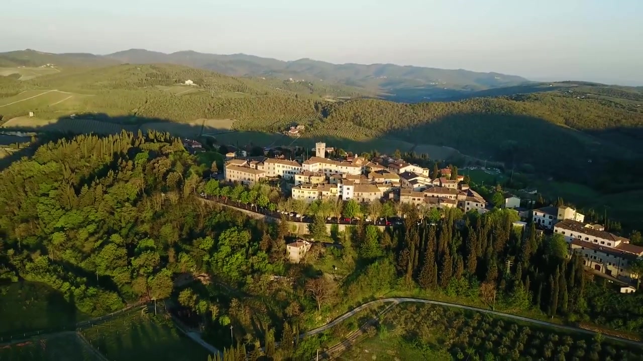 En baglæns bevægelse, der afslører en dejlig landsby i Toscana.