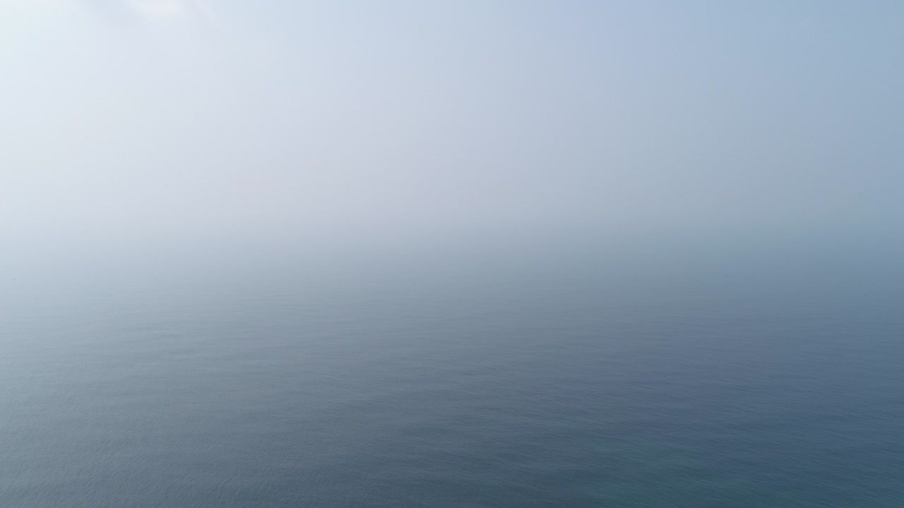 아침 해양 풍경의 무인기 항공 영상